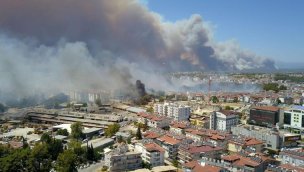 Antalya Manavgat'ta orman yangını yerleşim yerlerine sıçradı!