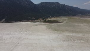 Suları çekilen Acıgöl'de ODTÜ heyeti inceleme yaptı