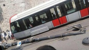 Fatih'te raydan çıkan tramvay elektrik direğine çarptı