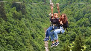 Ayder Yaylası'nda tatilciler zipline ile heyecanlı anlar yaşıyor