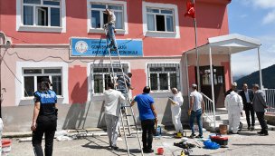 Gümüşhane'de polisler köy okulunun tadilatını yaptı