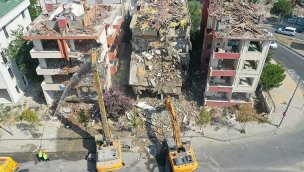 Büyükçekmece'de deprem riski taşıyan 3 blok yıkılmaya başlandı