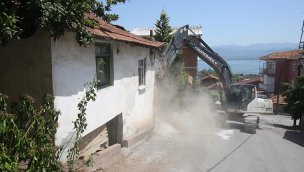 Kocaeli'de 1999 depreminde hasar gören binaların yıkımı sürüyor