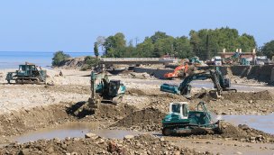Sinop Ayancık'ta selin izleri silinmeye çalışılıyor