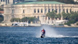 Robbie Maddison, İstanbul Boğazı'nı motosikletiyle geçti!
