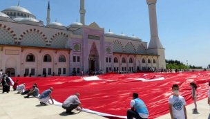 Çamlıca Camisi'nde 2 bin 71 metrekarelik Türk bayrağı açıldı