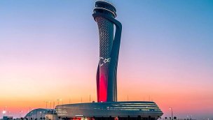 İstanbul Havalimanı kulesi Türk bayrağına büründü