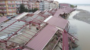 Selden etkilen Ayancık'ta kapalı pazar yeri tahliye edildi