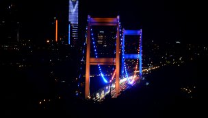 FSM Köprüsü, Omurilik Felçlileri Günü için ışıklandırıldı