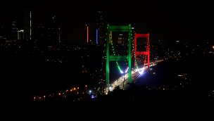 İstanbul'un iki köprüsü Tacikistan bayrağının renkleriyle aydınlatıldı