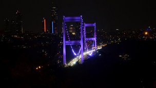 FSM Köprüsü, Dünya Alzaymır Günü'ne dikkati çekmek için ışıklandırıldı