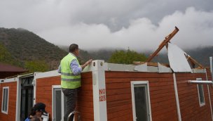 Muğla Milas'ta fırtına bazı evlerin çatılarını uçurdu