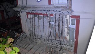 Avcılar'da balkonu çöken bina mühürlendi!