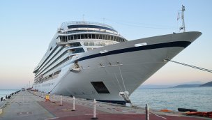 Kuşadası'na iki kruvaziyerle 570 turist geldi