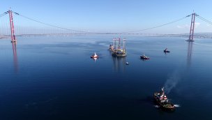 Dev platform suya batırılarak 1915 Çanakkale Köprüsü'nün altından geçirildi