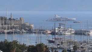 Bill Gates'in mega yatı Bodrum Kalesi açıklarına demirledi