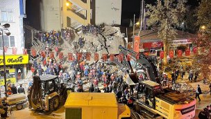 Malatya'da bina çöktü! 13 kişi yaralı olarak kurtarıldı