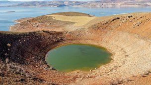 Keban Baraj Gölü'nde suların çekilmesiyle dev obruk ortaya çıktı