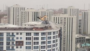 Fırtına nedeniyle Şafak Residence'in çatısı uçtu!