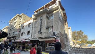 İzmir'de iki katlı otel binası, yıkılma tehlikesi nedeniyle tahliye edildi