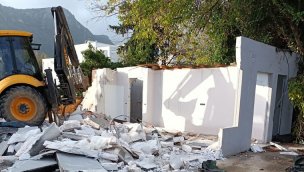 Bodrum Gölköy ve Akyarlar'da kaçak yapıların yıkımı sürüyor