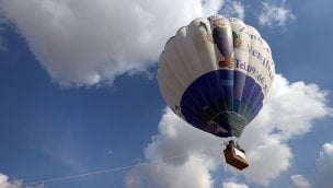 Sıcak hava balonu tanıtım için İstanbul semalarında havalandı