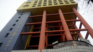 "Dünyanın en saçma binası"nın yıkımı 3 ay sürecek