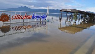 Köyceğiz Gölü taştı, ev ve iş yerlerini su bastı