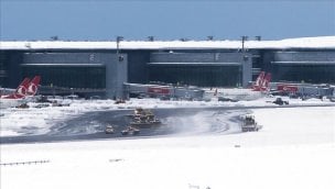 Kar sonrası İstanbul Havalimanı'na ilk uçak indi!