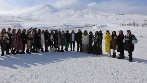Erciyes'te -17 derecede kar üstünde buzları eriten defile!