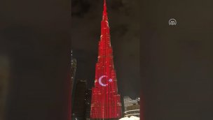 Dubai'deki Burj Khalifa'ya Türk bayrağı yansıtıldı