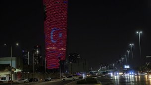 Abu Dabi'nin sembol binalarına Türk bayrağı yansıtıldı