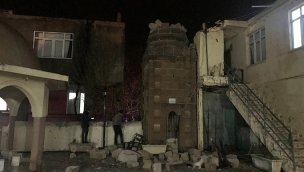 Antalya'da hortum cami minaresini yıktı, evlere zarar verdi