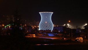 Rize'deki "Çay Bardağı Kulesi" Kadınlar Günü dolayısıyla aydınlatıldı