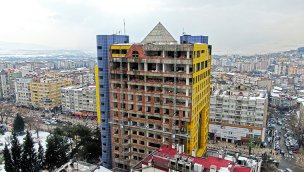 Kahramanmaraş'taki "dünyanın en saçma binası"nda yıkım çalışmaları sürüyor