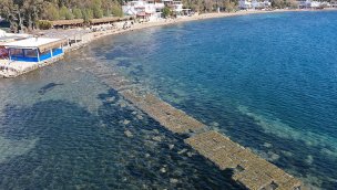 Denizin çekilmesiyle Tavşan Adası'na uzanan tarihi surlar ortaya çıktı