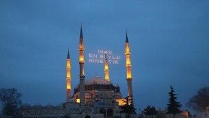 Selimiye Camisi minarelerine "mahya" asıldı