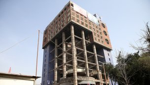 Kahramanmaraş'taki "dünyanın en saçma binası"nın yıkımı 2 aya tamamlanacak