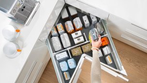 Kör köşe alanlara Blum’un Space Corner köşe dolap uygulaması!