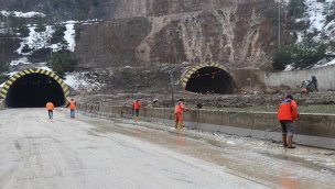 Heyelan sonrası Bolu Dağı Tüneli'nde yol açma çalışmaları sürüyor
