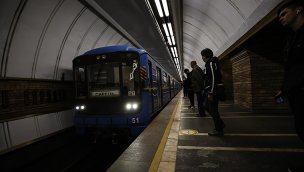 Sığınak olarak kullanılan Kiev'deki metrolarda ulaşım yeniden başladı!