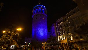 FSM Köprüsü ile Galata Kulesi, Engelliler Haftası'nda maviye büründü