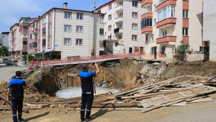 Samsun'da temel kazısında toprak kayması yaşanınca 2 bina boşaltıldı
