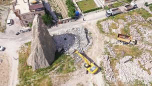 Kapadokya'da peribacası yakınında inşa edilen kaçak yapı yıkıldı