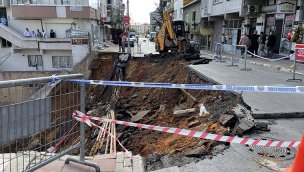 Üsküdar'da istinat duvarı çöktü, 3 bina tahliye edildi