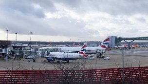 İngiltere'de aşırı sıcaklar Luton Havalimanı'ndaki pisti tahrip etti