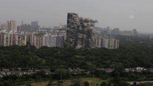 Hindistan'ın "ikiz kule"si patlayıcıyla yıkıldı