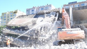 Maltepe'de 3 metruk bina iş makineleriyle yıkıldı