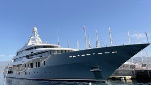 Mega yat "Titan" yakıt ikmali için Fethiye'ye geldi