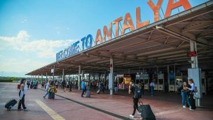 Rusya'dan Antalya'ya gelen günlük 80 uçağa ek seferler düzenlendi